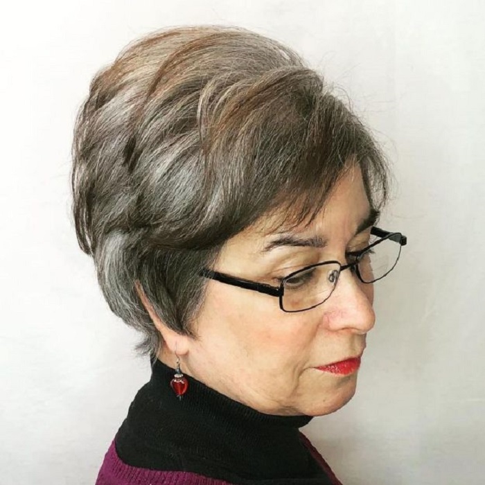 Важная часть образа многих зрелых женщин старше 50: примеры стрижек, которые подходят к любым очкам (фото)