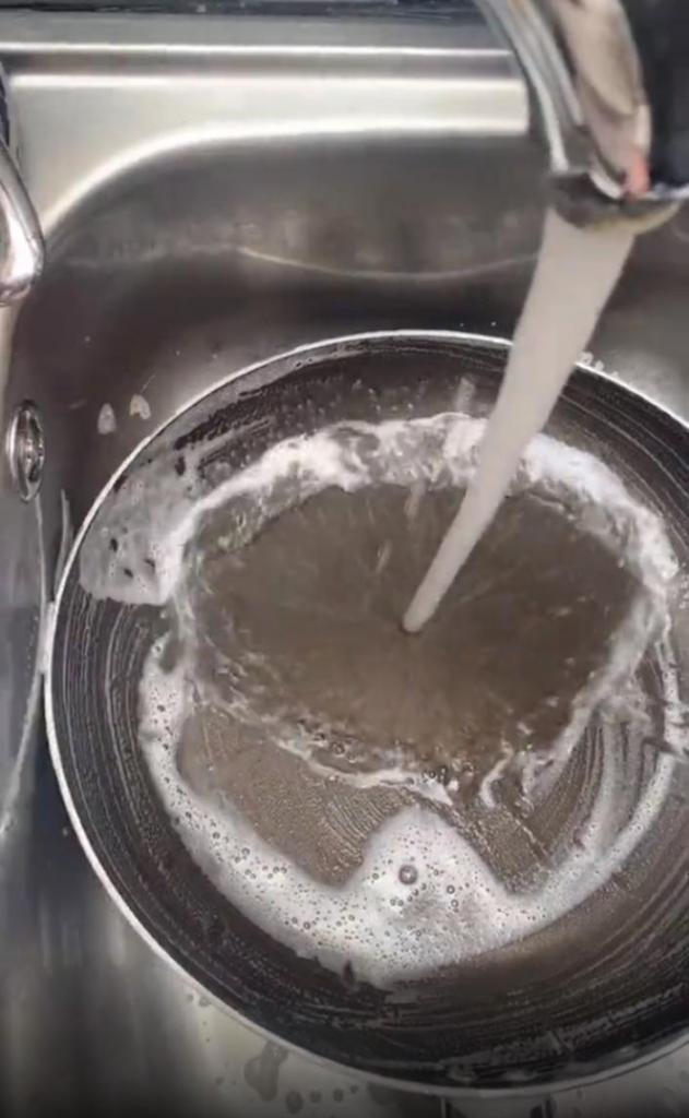 Восстанавливаем антипригарное покрытие сковороды: лайфхак с поваренной солью