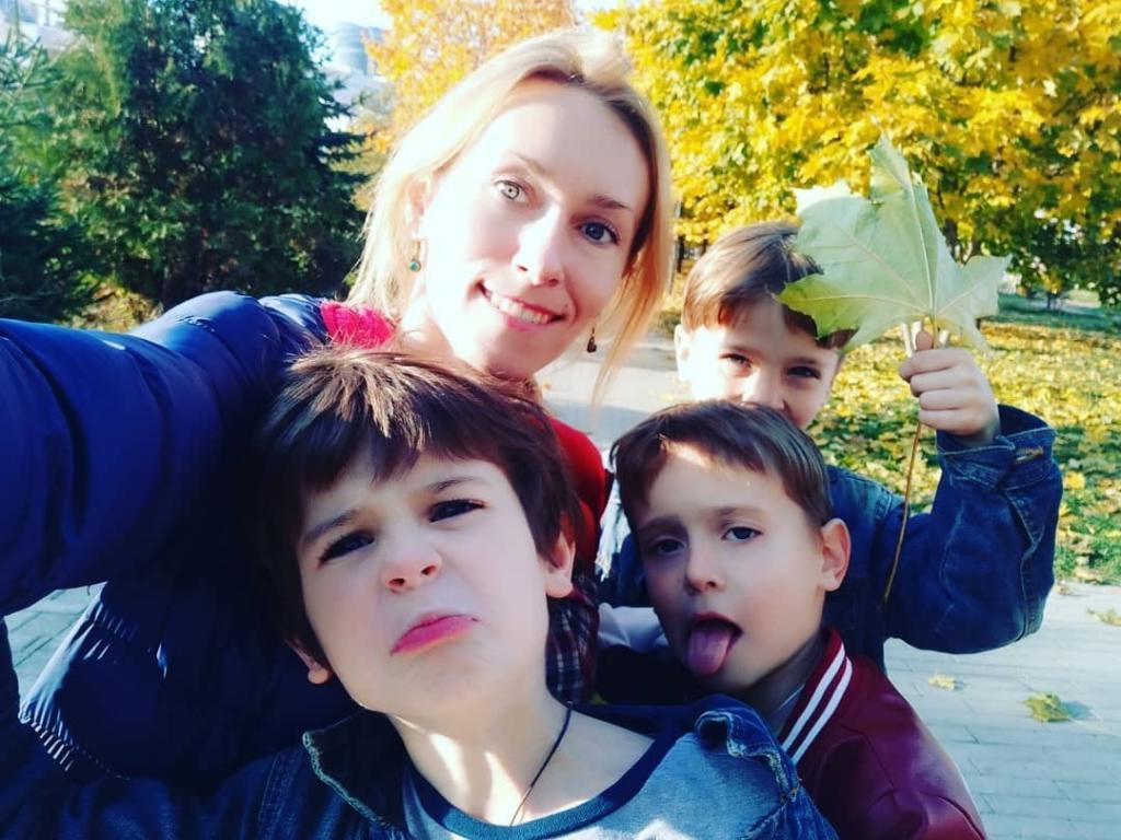 8 лет назад Мария Болтнева родила тройняшек. Как сейчас выглядят ее сыновья