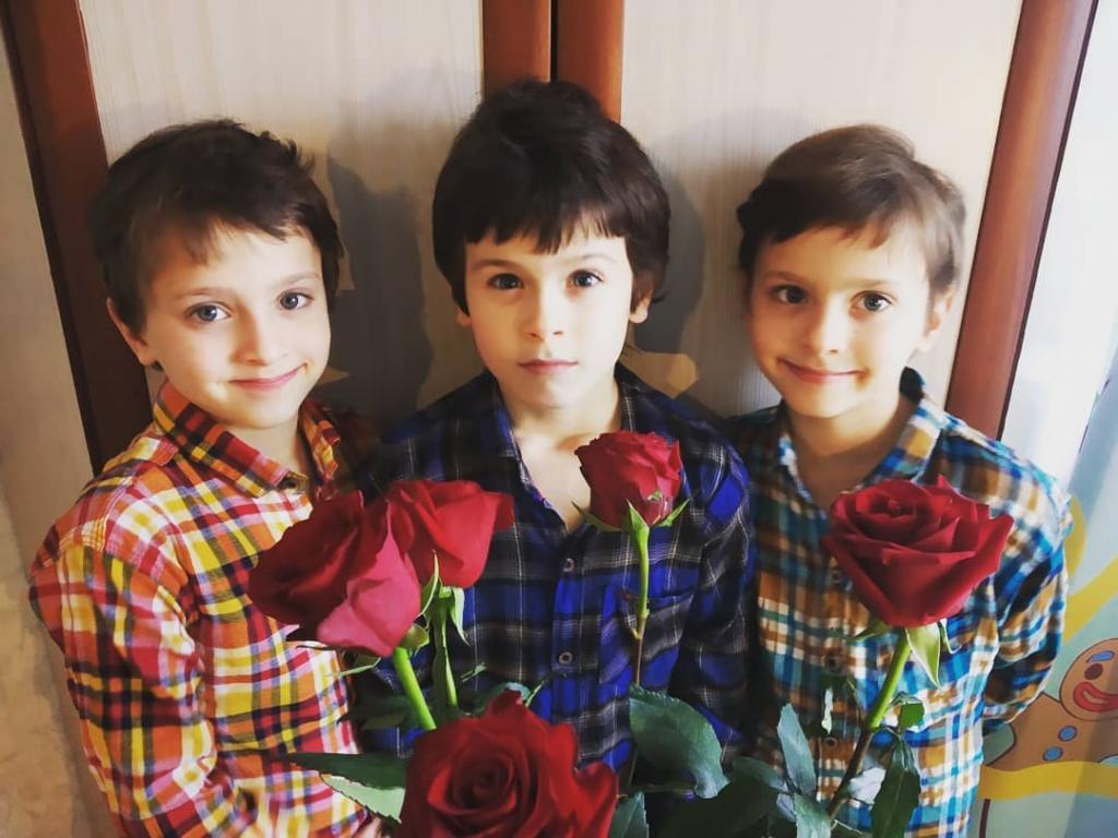 8 лет назад Мария Болтнева родила тройняшек. Как сейчас выглядят ее сыновья
