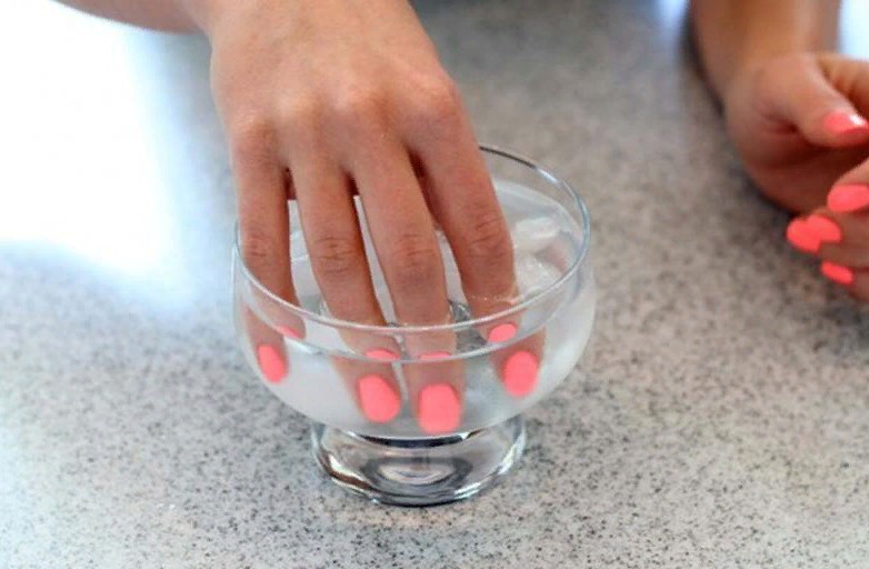 Опустить пальцы в воду со льдом: как быстро высушить лак на ногтях