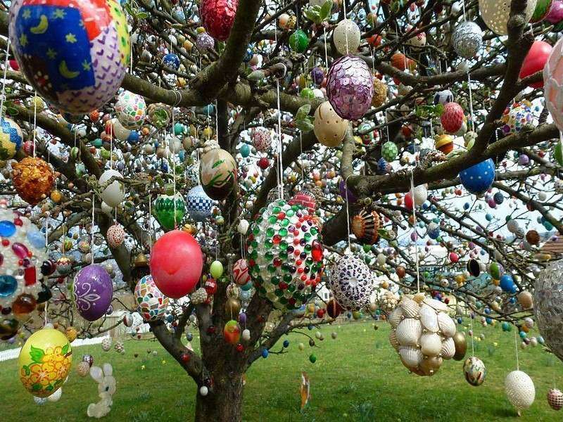 Пасха в Германии уже прошла: зачем немцы развешивают яйца на деревьях, и другие традиции праздника