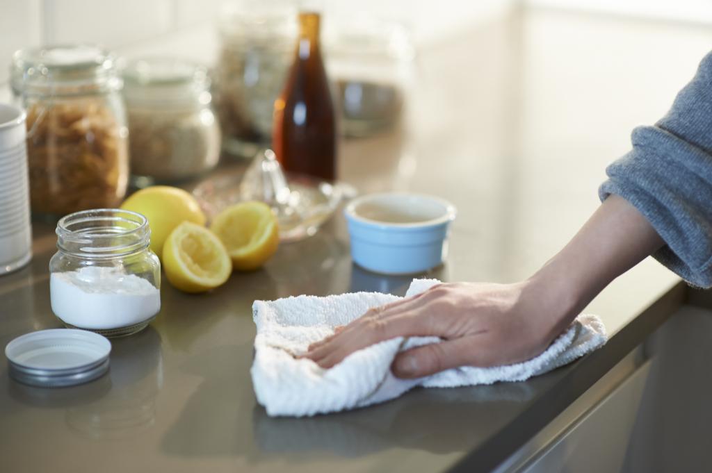 Чистые чашки, белоснежное белье, дезодорант для ковров и другие способы использования соды в домашних условиях