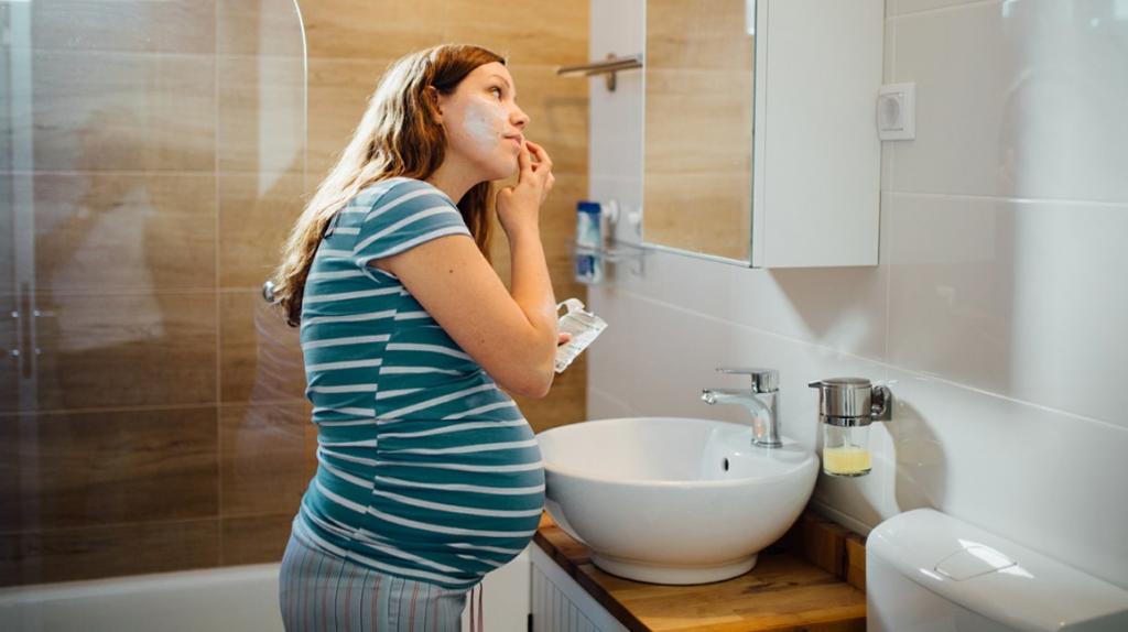 Осторожнее с кремами и косметикой: какие компоненты могут оказаться вредными во время беременности