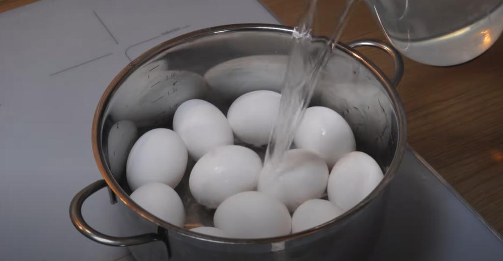 Что будет, если встряхнуть яйца с рисом: необычный способ окрашивания (получается запредельно ярко)