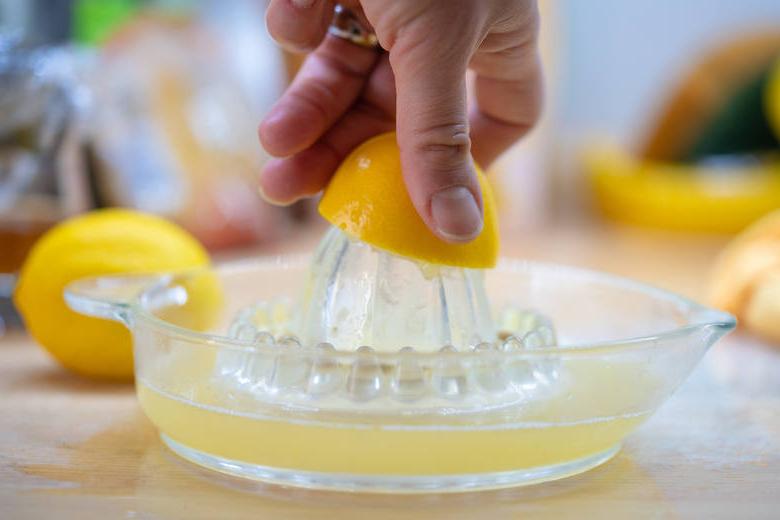 Как не пересолить суп и выжать больше сока лимона: удивительно простые способы облегчить работу на кухне