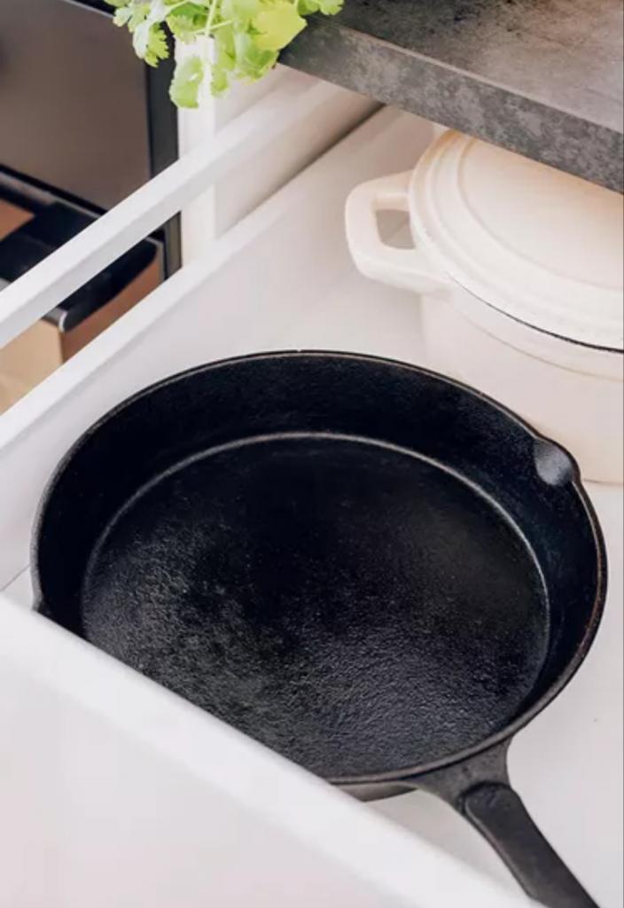 Очистит даже старые чугунные сковородки: простое средство, которое всегда работает