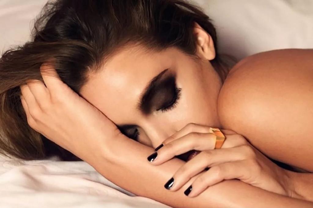 Положение для сна, макияж и обезвоживание: семь повседневных привычек, которые вызывают некрасивые мешки под глазами