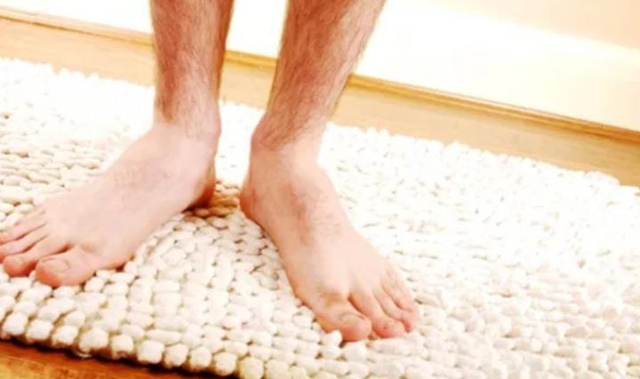Опасность под ногами: почему коврики в ванной комнате требуют внимания