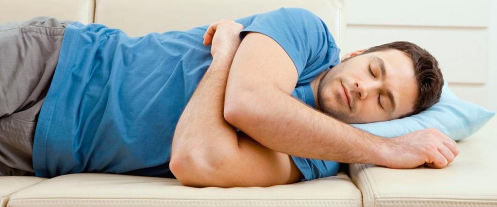 Миф об опасности спать на левом боку развенчал кардиолог-реаниматолог Герман Гандельман