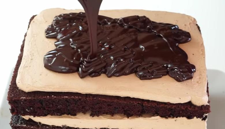Шоколадный муссовый торт с кремовой текстурой и минималистичным декором: богатый вкус