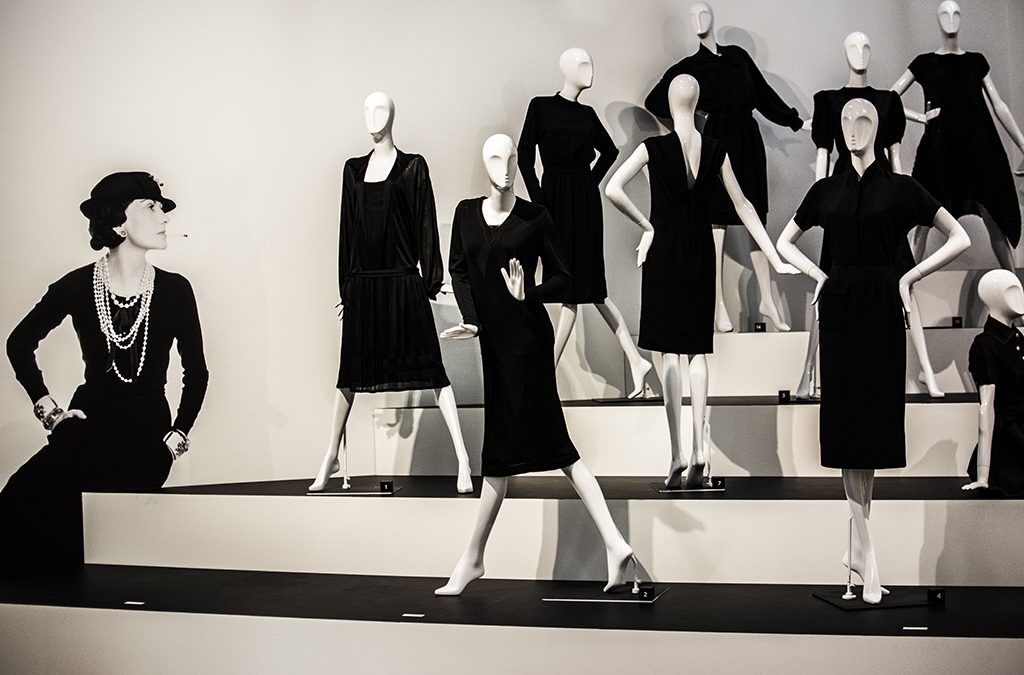 Коко Шанель считала, что в гардеробе настоящей женщины обязательно должно быть не только маленькое черное платье, но и еще четыре вещи