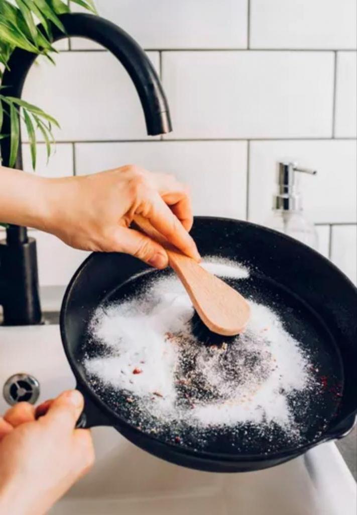 Очистит даже старые чугунные сковородки: простое средство, которое всегда работает