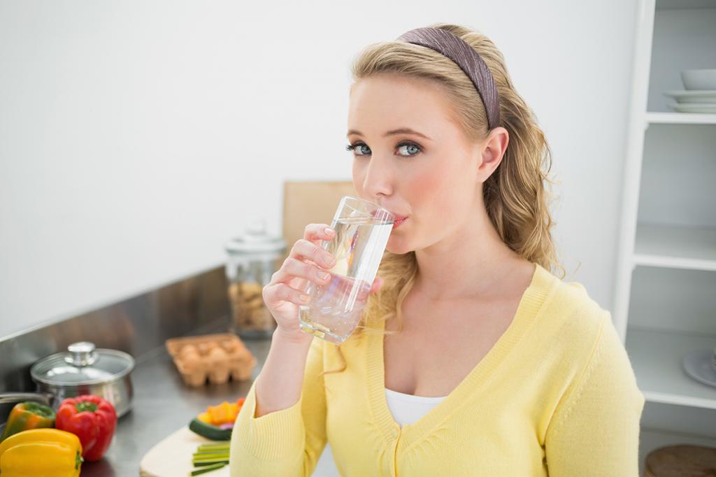 Врач-эндокринолог рассказала, кому нельзя пить воду во время еды