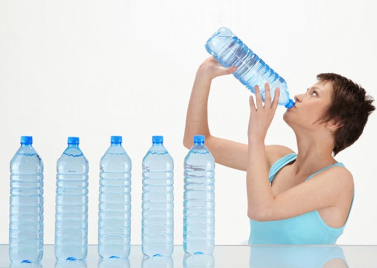 Три литра воды, дробное питание и грейпфруты: самые распространенные мифы о похудении
