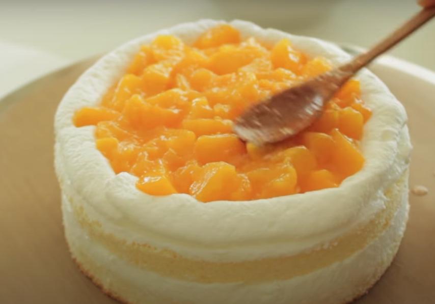 Персиковая вкусняшка: готовим бисквитный тортик с кусочками персиков