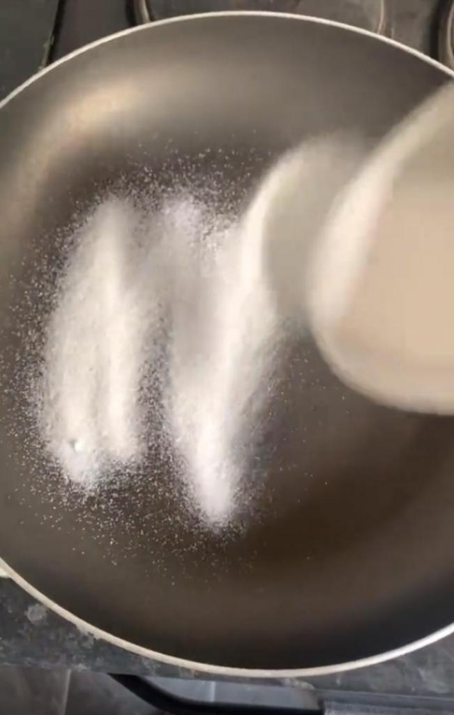 Восстанавливаем антипригарное покрытие сковороды: лайфхак с поваренной солью