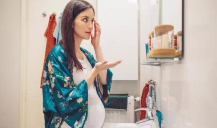 Осторожнее с кремами и косметикой: какие компоненты могут оказаться вредными во время беременности