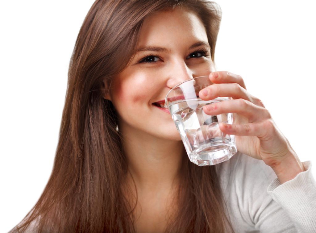 Врач-эндокринолог рассказала, кому нельзя пить воду во время еды