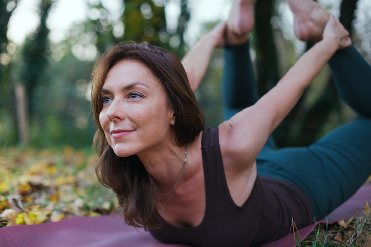 Успокаивающая йога, помогающая справиться с признаками старения на психологическом уровне: несколько простых поз