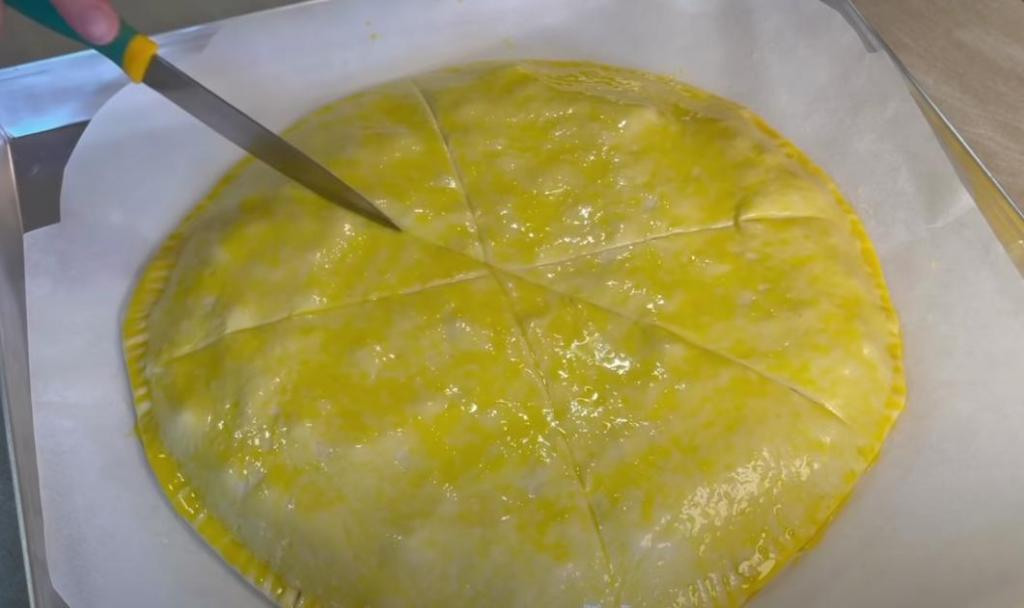Пирог с фаршем, сыром, маком и кунжутом: готовится из простых ингредиентов, зато накормить им можно сразу всю семью