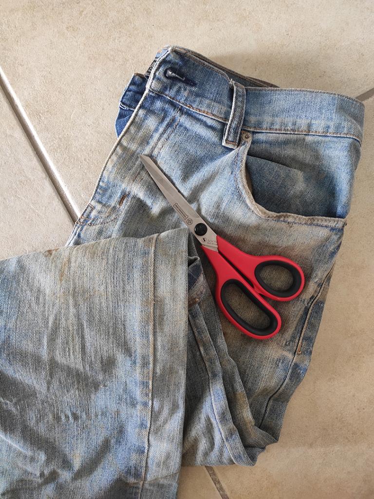 Как обрезать старые джинсы, чтобы получился удобный пояс с карманами (пригодится на даче)