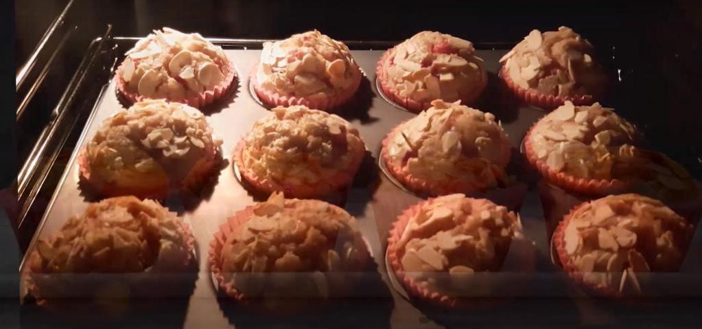 Из замороженной малины с миндалем: простой рецепт ароматных кексов