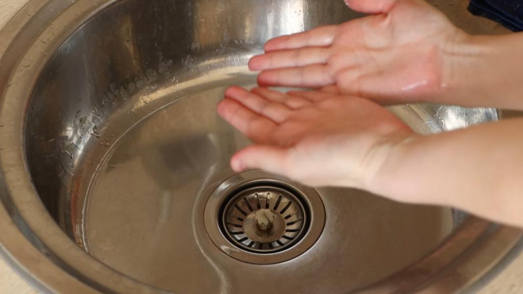 Незаменимая вещь на весь дачный сезон: благодаря сухому мылу руки будут чистыми и ухоженными