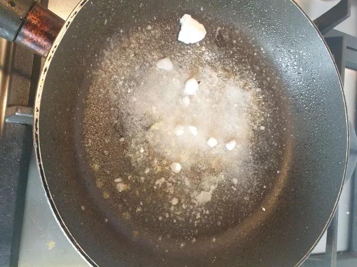 Простой трюк с жареной содой, который поможет очистить сковороду от жира