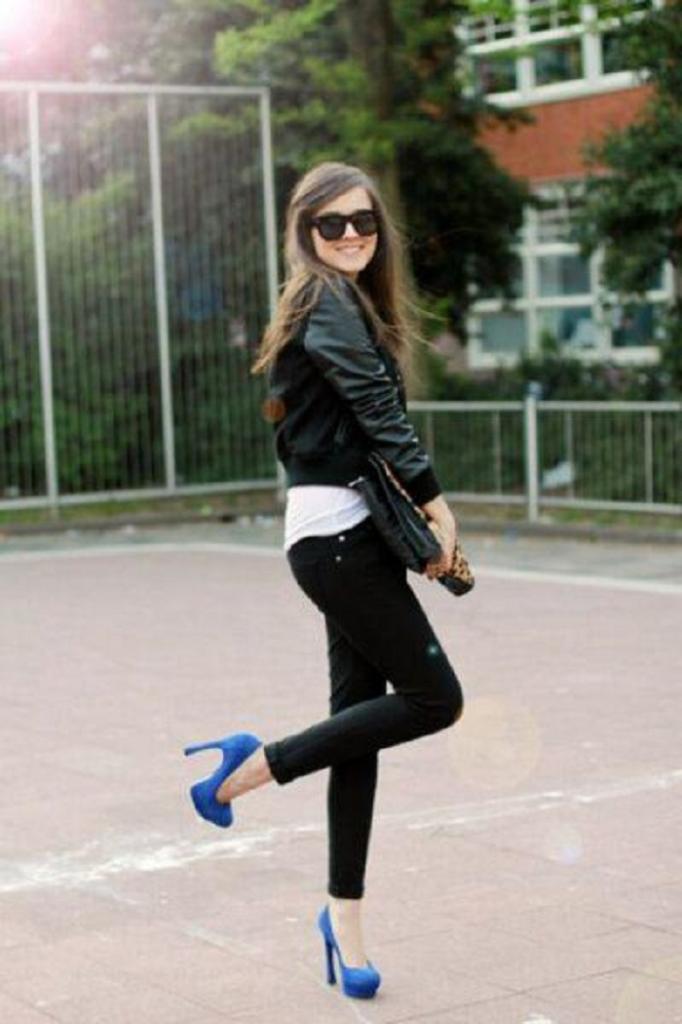 Цветочный принт, джинсы и кружевное платье: какие вещи будут идеально смотреться с синими туфлями