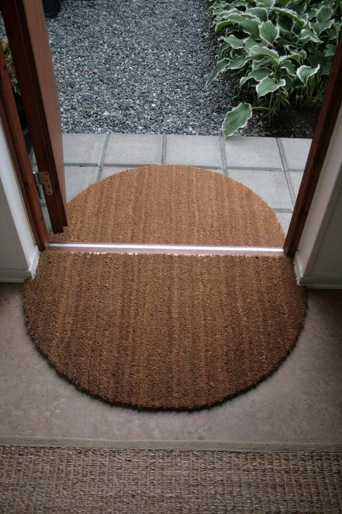 Как из обычного коврика сделать симпатичный комплект для входной двери. Это просто и отлично смотрится