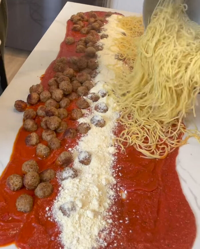Пара поделилась в TikTok, как приготовила спагетти. Способ вызвал бурю эмоций у пользователей Сети