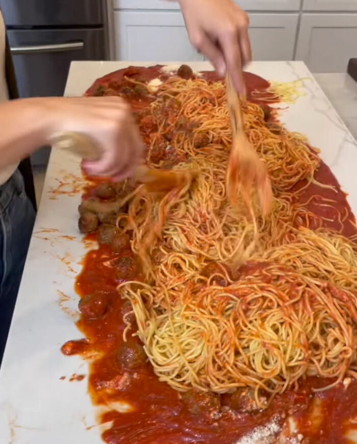 Пара поделилась в TikTok, как приготовила спагетти. Способ вызвал бурю эмоций у пользователей Сети