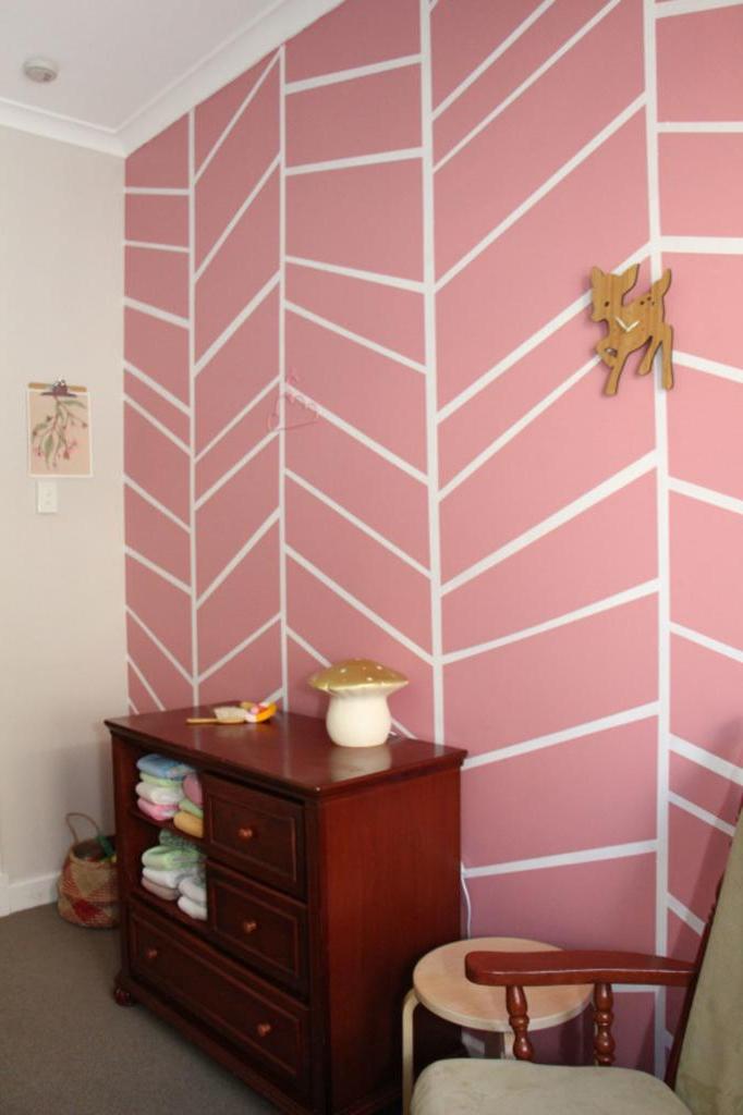 Как украсить детскую и сделать в ней акцентную стену. Используем нежный розовый цвет и геометрический рисунок