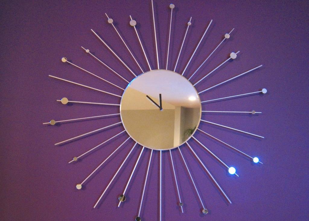 Как из простого круглого зеркала сделать красивые стильные часы. Затраты минимальные и инструкция простая