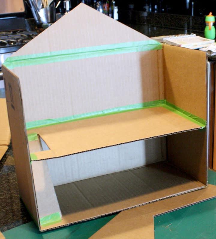 Как из картонной коробки сделать аккуратный кукольный домик. Дети любят такие поделки и с удовольствием помогают