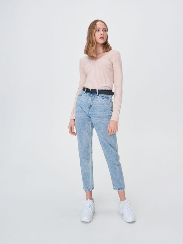 Прекрасно сочетаются с джинсами и футболками: актуальные модели легких свитеров