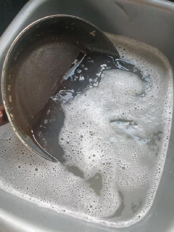 Простой трюк с жареной содой, который поможет очистить сковороду от жира