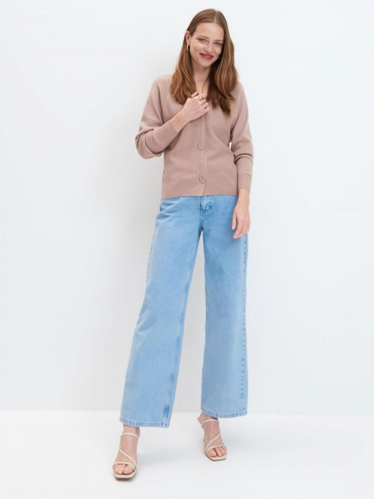 Прекрасно сочетаются с джинсами и футболками: актуальные модели легких свитеров