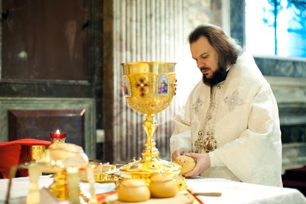 Священник объяснил значение ритуальных блюд на Пасху. Крашеные яйца символизируют «начало жизни»