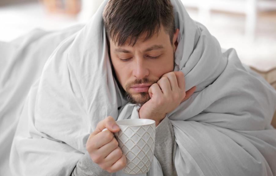 Почему мужчины не могут встать с кровати при повышенной температуре: ученые объяснили причину слабости сильного пола