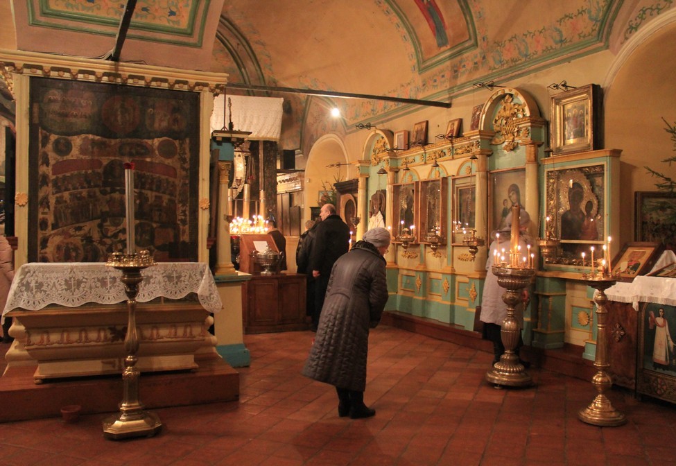 Зачем женщины в церкви проползают под иконой: старинный ритуал и его значение