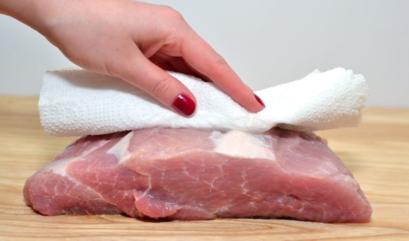 Два способа обработки, перед которыми точно нельзя мыть мясо (и как лучше поступить с куском филе)
