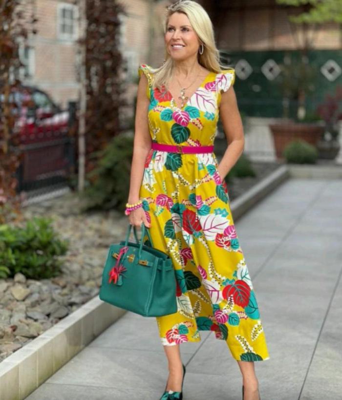 Буйство цвета и минимум запретов: как зрелой даме вписать в свой гардероб яркое летнее платье (модели и советы)