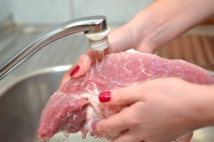 Два способа обработки, перед которыми точно нельзя мыть мясо (и как лучше поступить с куском филе)
