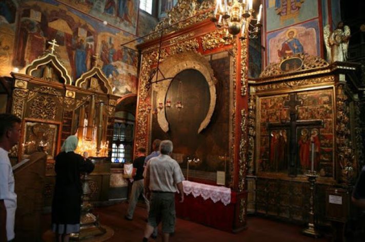 Зачем женщины в церкви проползают под иконой: старинный ритуал и его значение