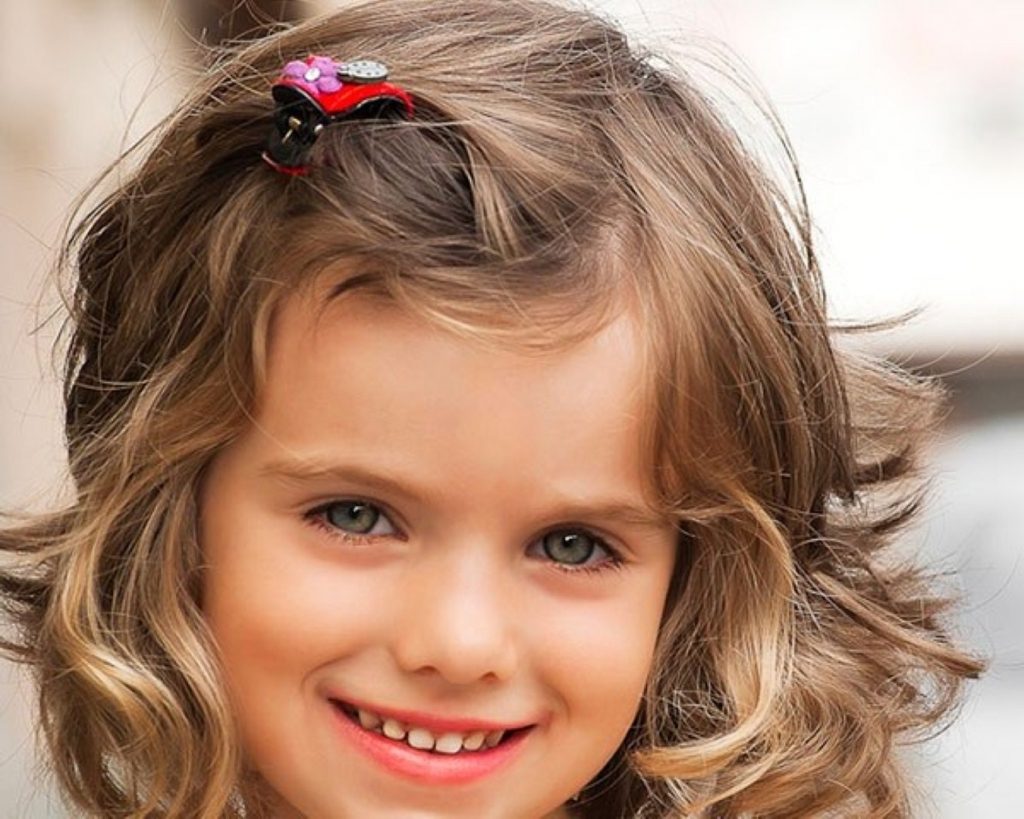 Вплетенная ленточка и не только: идеи причесок для маленьких девочек с короткими волосами