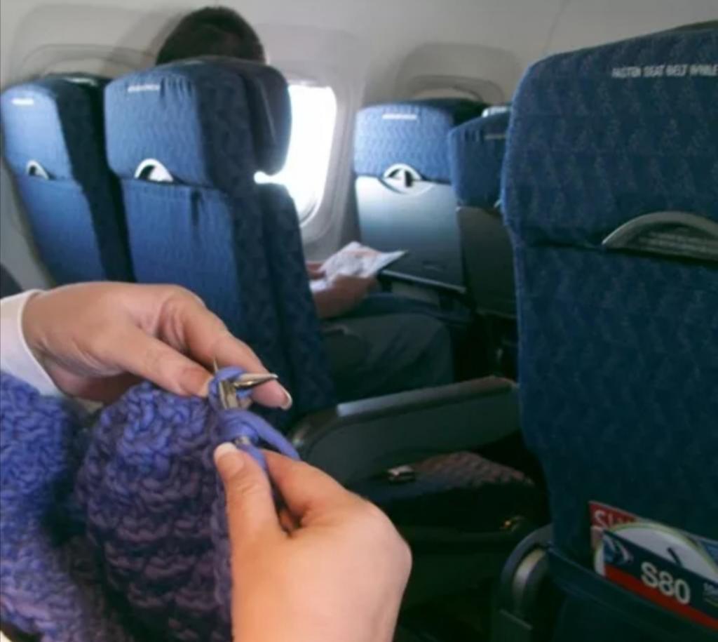 Можно ли игрушки в самолет. Вязальный крючок в ручной клади. Для удобства в самолете. Вязание самолета.