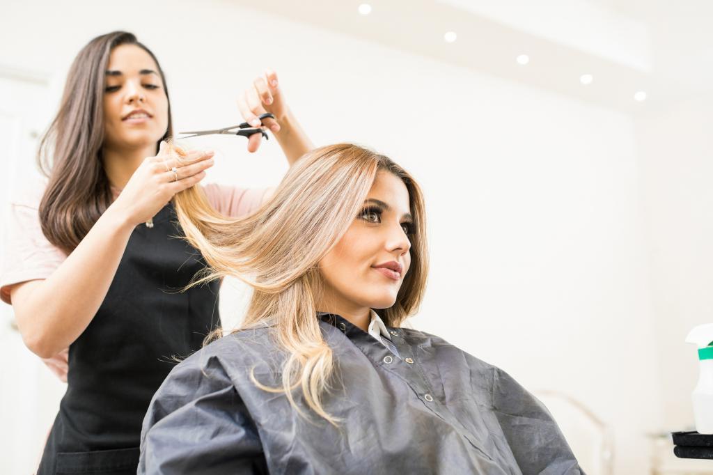 Стрижка в понедельник поможет избавиться от проблем: день посещения парикмахерской имеет значение