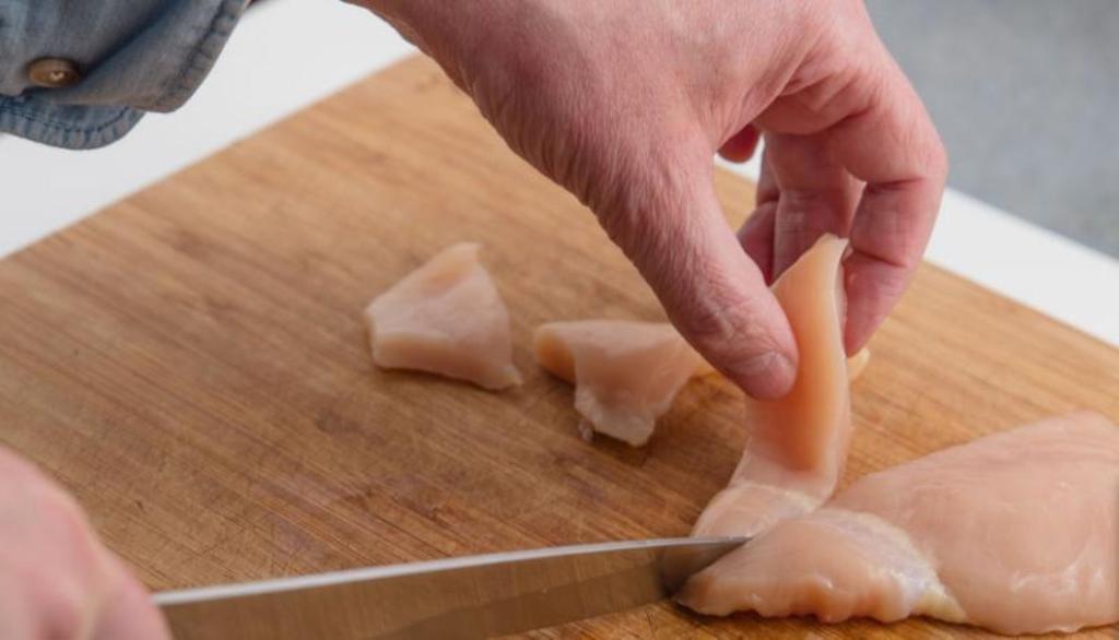 Многие хозяюшки пытаются ножом, а нужно взять вилку: как удалять сухожилия из мяса за секунду (хитрость)